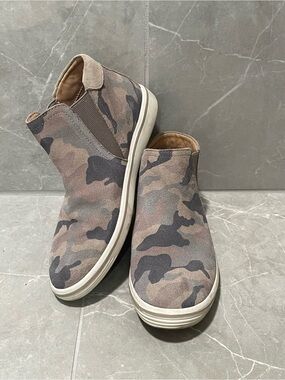 Me too Camo Suede Ankle booties Slip-On Sneakers in Brown and Gray Size 6